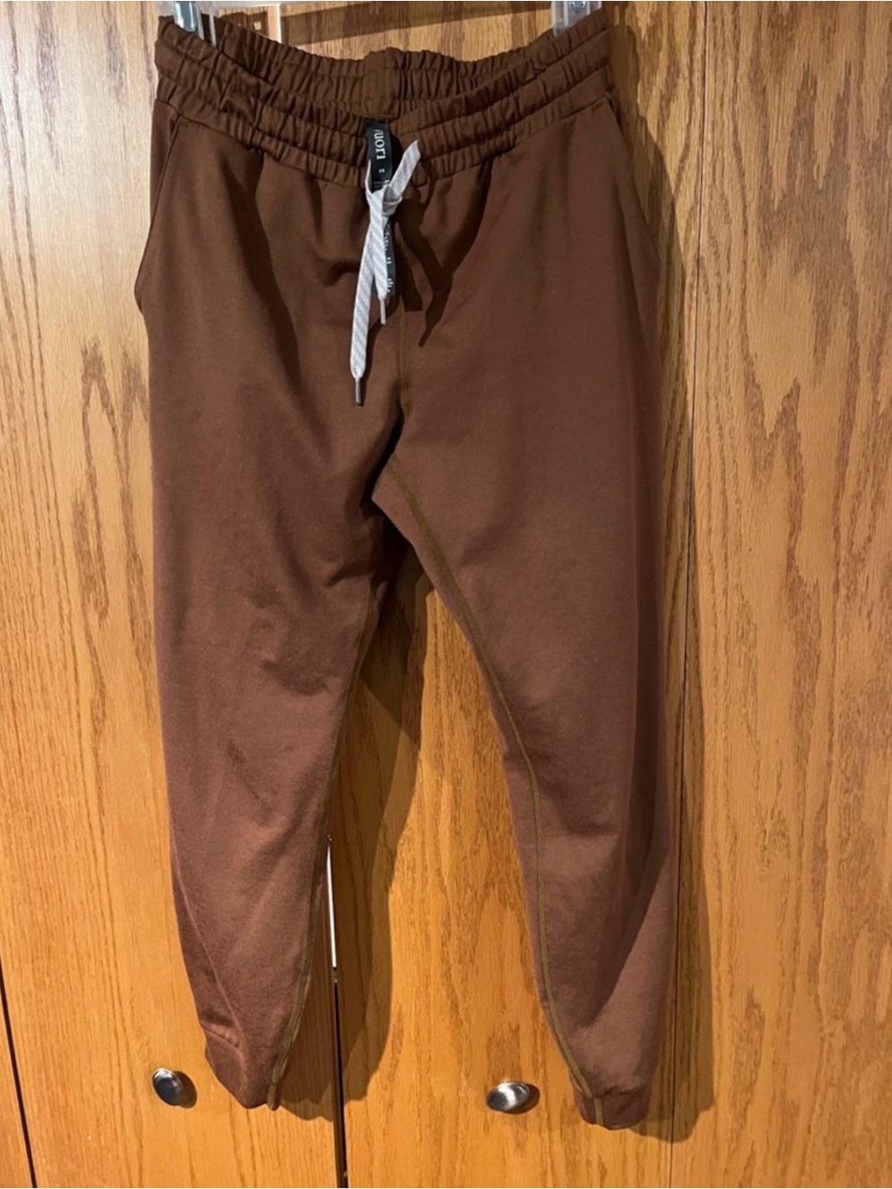Vuori Brown Jogger Sweatpants with White Drawstring!🍂